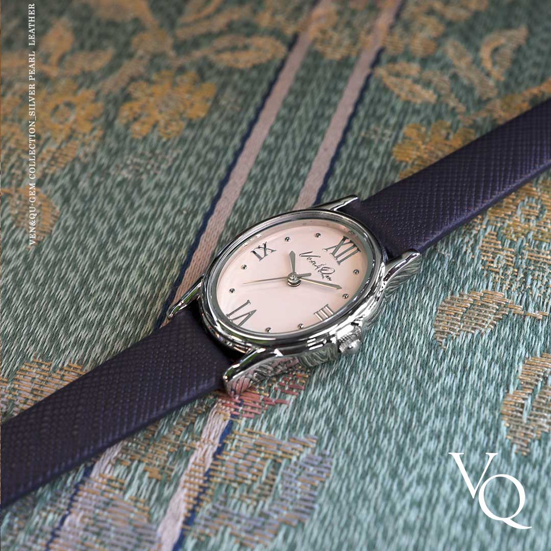 Edelstein-Silber/Perle (Marineblaues Saffiano-Leder)