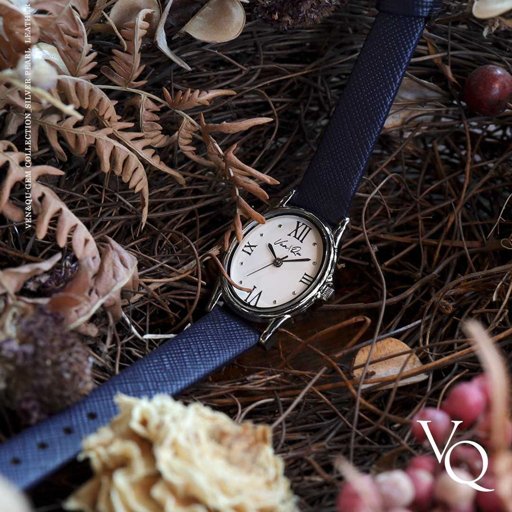 Gem-sølv/perle (Navy Saffiano-skinn)