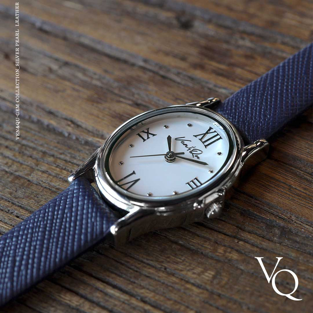 Gem-sølv/perle (Navy Saffiano-skinn)